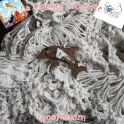 Broche dauphin pour chale en bois