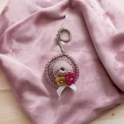 Porte clés chapeau crochet fait main modèle 15