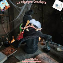 Chapeau de sorcière au crochet dans un univers mystique et Halloween artisanal