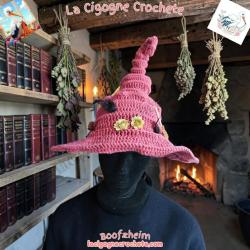 Chapeau de sorcière au crochet dans un univers mystique et Halloween artisanal