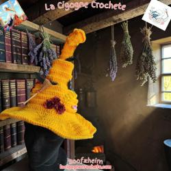 Chapeau de sorcière au crochet dans un univers mystique et Halloween artisanal