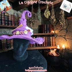 Chapeau de sorcière au crochet dans un univers mystique et Halloween artisanal