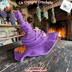 Chapeau de sorcière crochet modèle 5 violet, vue entière avec balai miniature, fleurs et feuilles automnales