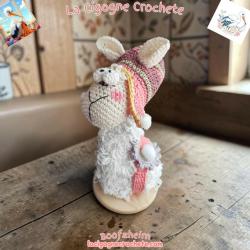 Lama décoratif au crochet modèle 1 sur socle bois avec bonnet à oreilles