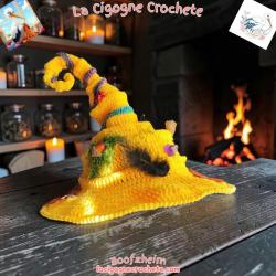 Chapeau de sorcière au crochet dans un univers mystique et Halloween artisanal