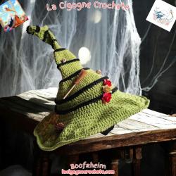 Chapeau de sorcière crochet modèle 9 vert clair et noir, vue entière avec fleurs rouges et beiges et balai miniature