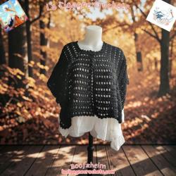 Cape chauffe-épaules noire au crochet modèle 2, maille ajourée, vue entière de devant sur mannequin