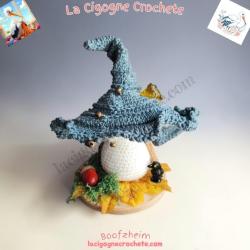 Champignon magique crochet modèle 10 bleu gris avec grelots balai et chat noir