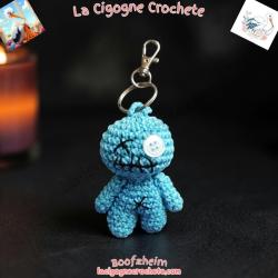 Porte-clés poupée vaudou au crochet modèle 1 bleu turquoise, coutures noires et bouton blanc