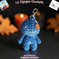 Porte-clés poupée vaudou au crochet modèle 2 bleu, coutures blanches et bouton orange