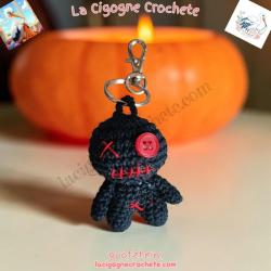 Porte-clés poupée vaudou au crochet modèle 3 noire, bouton et coutures rouges, anneau et mousqueton argentés, vue entière