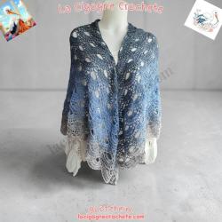 Châle au crochet modèle 6 en dégradé de bleu et gris, vue entière de face sur mannequin, motifs ajourés