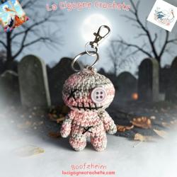 Porte-clés poupée vaudou au crochet modèle 4 gris et saumon, œil en bouton, coutures noires, anneau et mousqueton, vue entière