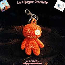 Porte-clés poupée vaudou au crochet modèle 5 orange, bouton et coutures jaune pâle, anneau et mousqueton, vue entière