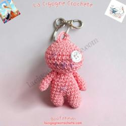 Porte-clés poupée vaudou modèle 7 rose, coutures lilas, bouton blanc, anneau et mousqueton, vue entière