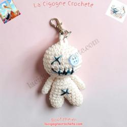 Porte-clés poupée vaudou modèle 8 crème, coutures noires et turquoise, bouton bleu clair, anneau et mousqueton