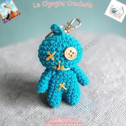 Porte-clés poupée vaudou modèle 9 turquoise, coutures jaunes, bouton jaune pâle, anneau et mousqueton
