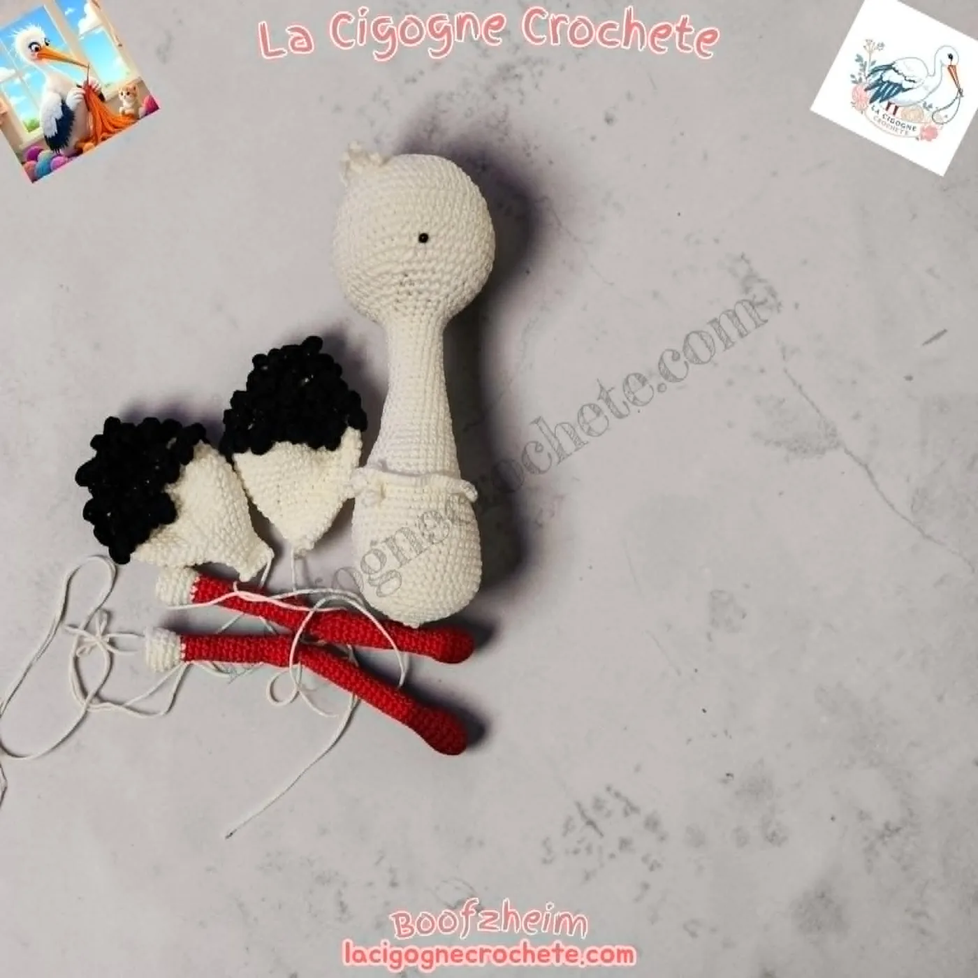 Pattes rouges finies de la cigogne au crochet