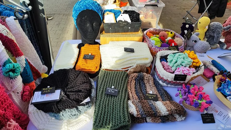 Créations au crochet présentées sur le stand La Cigogne Crochete