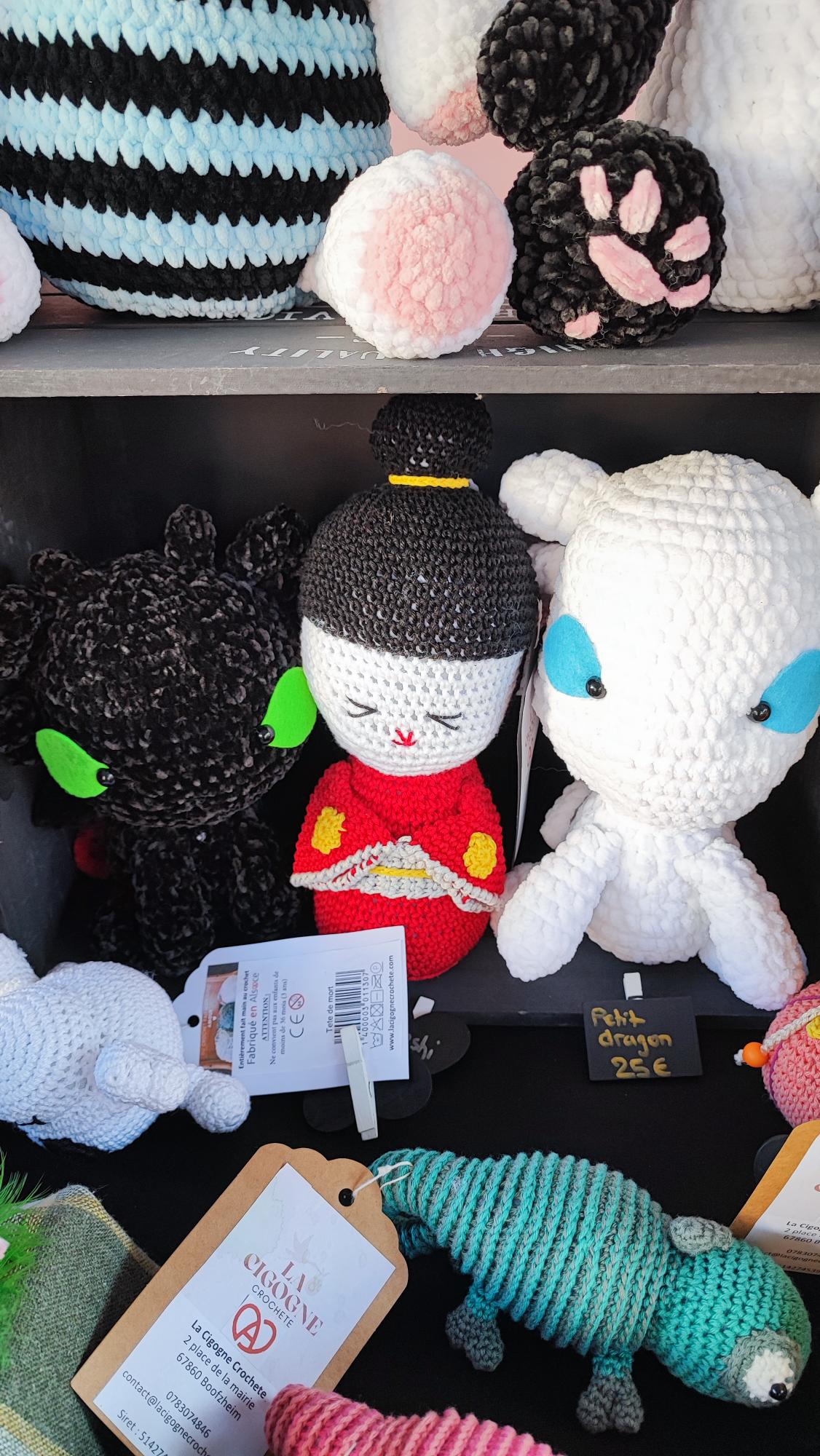 Peluches et créations au crochet présentées sur le stand La Cigogne Crochete